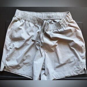 Hollister Men's Light Gray Athletic Shorts 5’